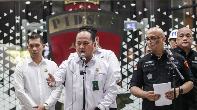 Kapuspenkum Kejaksaan Agung Anang Supriatna (kedua kiri) bersama Direktur Penyidikan Jampidsus Kejagung Syarief Sulaeman (kedua kanan) menjawab pertanyaan wartawan pada konferensi pers di Kejaksaan Agung, Jakarta, Selasa, 10 Februari 2026. Kejaksaan Agung menetapkan 11 tersangka berinisial LHB, FJR, MZ, ES, ERW, FLX, RND, TNY, VNR, RBN, dan YSR terkait kasus dugaan korupsi ekspor crude palm coil (CPO) dan palm oil mill effeluent (POME) tahun 2022-2024 yang merugikan keuangan negara Rp10 triliun hingga Rp14 triliun. ANTARA FOTO/Darryl Ramadhan/wsj.