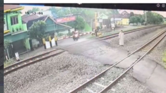 Seorang pemuda di Madiun tewas tertabrak kereta api (KA). Korban diduga sengaja menabrakan diri tak lama setelah prosesi pemakaman ibunya.