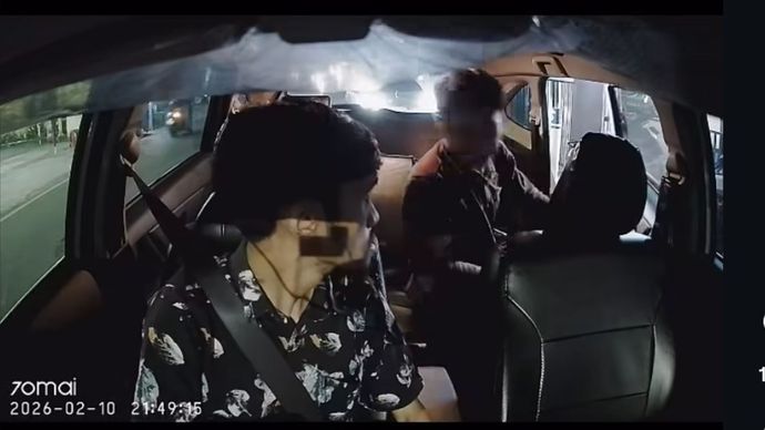 Pasangan Mesum di Taksi Online