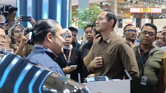 Menteri Koordinator Bidang Infrastruktur dan Pembangunan Kewilayahan (Menko IPK) Agus Harimurti Yudhoyono (AHY) mengunjungi pameran otomotif Indonesia International Motor Show (IIMS) 2026 di JIExpo Kemayoran, Jakarta, Jumat (13/2/2026).&nbsp;(Foto: Adiantoro/NTV)