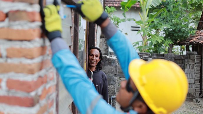 Ilustrasi petugas PLN ketika menambah daya listrik rumah pelanggan. Melalui fitur Simulasi Biaya di PLN Mobile, pelanggan dapat mengestimasikan biaya beragam layanan kelistrikan sejak awal.