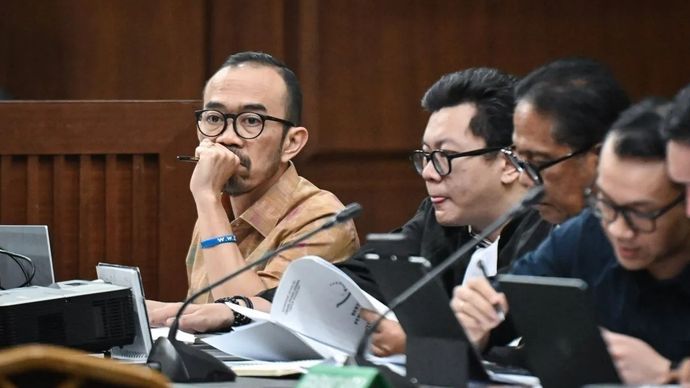 Terdakwa kasus dugaan korupsi tata kelola minyak mentah Riva Siahaan (kiri) mendengarkan keterangan saksi saat sidang lanjutan di Pengadilan Tipikor, Jakarta Pusat, Selasa, 3 Februari 2026. Agenda sidang tersebut untuk mendengarkan keterangan saksi yang dihadirkan Jaksa Penuntut Umum (JPU). ANTARA FOTO/Sulthony Hasanuddin/bar