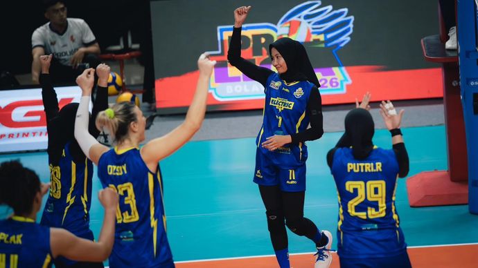 Para pemain Jakarta Electric PLN Mobile merayakan kemenangan setelah mampu mengalahkan Medan Falcons dengan skor 3-0 dalam lanjutan Proliga 2026 putaran kedua yang berlangsung di GOR Utama, Bojonegoro, Jawa Timur, Kamis (12/2/2026). (Foto: Istimewa) 