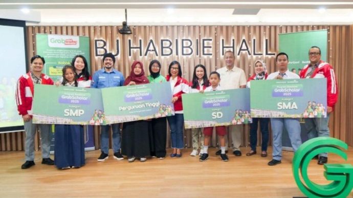 Neneng Goenadi, Chief Executive Officer, Grab Indonesia (tengah) bersama Andy F. Noya, Founder BenihBaik.com (keempat dari kiri) menyerahkan beasiswa GrabScholar 2025 secara simbolis kepada para penerima manfaat dari jenjang Sekolah Dasar hingga Universitas/Perguruan Tinggi, disaksikan oleh Wakil Direktur Ekonomi Baintelkam Polri Kombes Pol Agus Sutrisno (keempat dari kanan) dan jajaran manajemen Grab Indonesia dalam seremonial GrabScholar 2025 di Jakarta (12/2). (Foto: Dok/Istimewa)