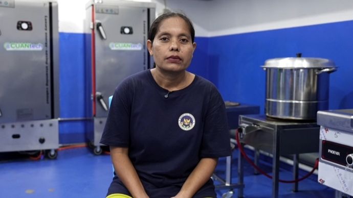 Kisah hidup Kristina yang bekerja sebagai pencuci ompreng MBG itu mengaku kehidupannya berubah sejak bekerja di SPPG Watukaula. 