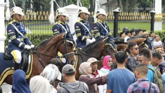 Masyarakat berswafoti bersama Pasukan Pengamanan Presiden (Paspampres) di depan Istana Kepresidenan, Jakarta, saat menyaksikan langsung Upacara Serah Terima Pengawal Istana Kepresidenan, di Jakarta, Minggu, 15 Februari 2026. ANTARA/HO-Sekretariat Kabinet.