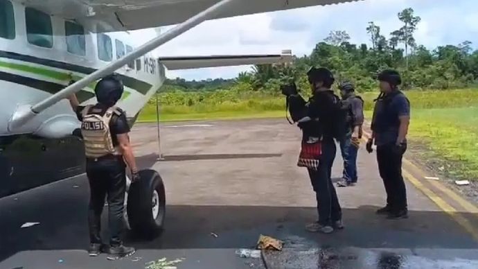 Personel gabungan yang terdiri dari Satgas Damai Cartenz, Direktorat Krimum Polda Papua dan Reskrim Polres Boven Digoel saat melakukan olah TKP, penanaman pesawat Smart Air yang menewaskan dua crew nya di Korowai. (ANTARA/HO-Satgas Damai Cartenz)