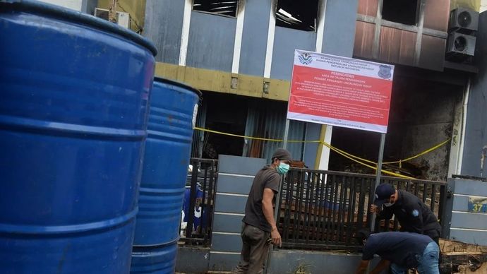 Petugas Penegakan Hukum (Gakkum) Kementerian Lingkungan Hidup memasang plang penyegelan di gudang pestisida milik PT. Biotek Saranatama di Kota Tangerang Selatan, Banten, Jumat, 13 Februari 2026. Kementerian Lingkungan Hidup menyegel gudang pestisida yang diduga menjadi penyebab tercemarnya Sungai Jaletreng dan Sungai Cisadane guna dilakukan pengawasan lebih lanjut. ANTARA FOTO/Putra M. Akbar/bar