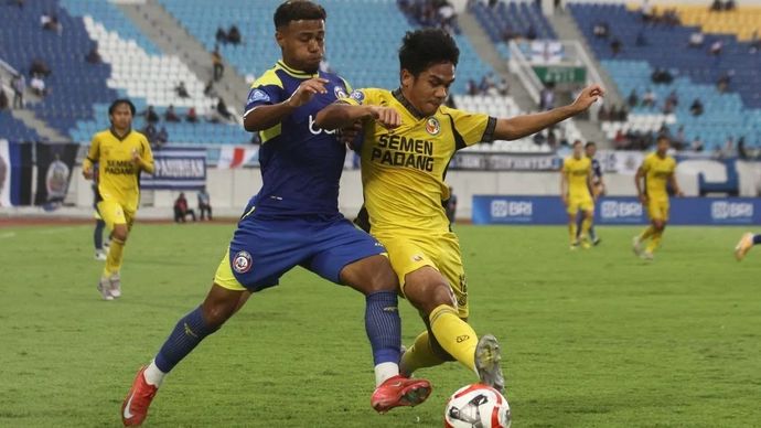 Pesepak bola Arema FC Gabriel Silva Costa (kiri) berusaha melewati hadangan pesepak bola Semen Padang Samuel Christianson Simanjuntak (kanan) dalam pertandingan BRI Super League di Stadion Kanjuruhan, Malang, Jawa Timur, Minggu, 15 Februari 2026. Arema FC mengalahkan Semen Padang dengan skor akhir 3-0. ANTARA FOTO/ARI BOWO SUCIPTO
