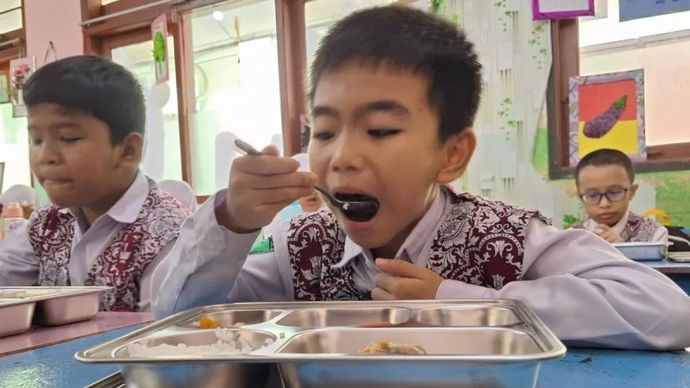 Arsip - Peserta didik di salah satu sekolah di Kabupaten Penajam Paser Utara, Provinsi Kalimantan Timur, menyantap menu program MBG (ANTARA/Nyaman Bagus Purwaniawan)