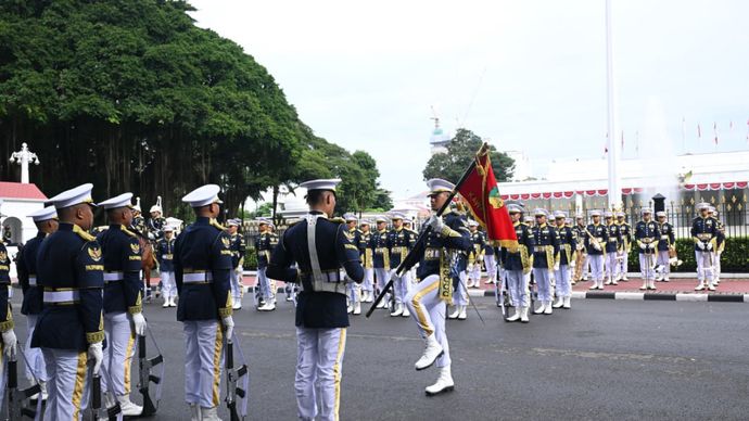  Suasana di kawasan Istana Merdeka, Jakarta, tampak semarak oleh antusiasme masyarakat yang memadati area sekitar untuk menyaksikan langsung prosesi serah terima pengawalan Istana oleh Pasukan Pengamanan Presiden (Paspampres) 