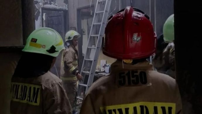Sejumlah petugas memadamkan kebakaran yang melanda gudang penyimpanan peralatan masak atau katering di Jalan Kebagusan Raya, RT 01/07, Kelurahan Ragunan, Kecamatan Pasar Minggu, Jakarta Selatan, Senin, 16 Februari 2026. ANTARA/HO-Pemprov DKI Jakarta.