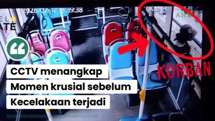 Tangkapan layar CCTV yang diunggah oleh akun @jakselupdate terlihat korban berdiri dekat dengan bus Transjakarta sebelum insiden terjadi di Jalan Margasatwa Raya, Pondok Labu, Cilandak, Jakarta Selatan, Kamis, 12 Februari 2026. ANTARA/Instagram/@jakselupdate/Ilham Kausar