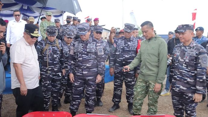Kepala Staf TNI Angkatan Laut (KSAL) Laksamana TNI Muhammad Ali bersama Gubernur Kepulauan Babel Hidayat Arsani meninjau barang bukti ratusan ton timah, di Bangka, Senin, 16 Februari 2026. ANTARA/HO-Biro Adpim Babel