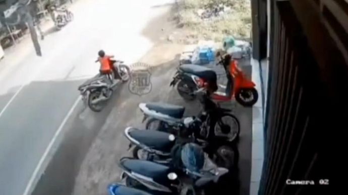 Bocah Pasuruan ditabrak mobil saat berada di atas motor. 