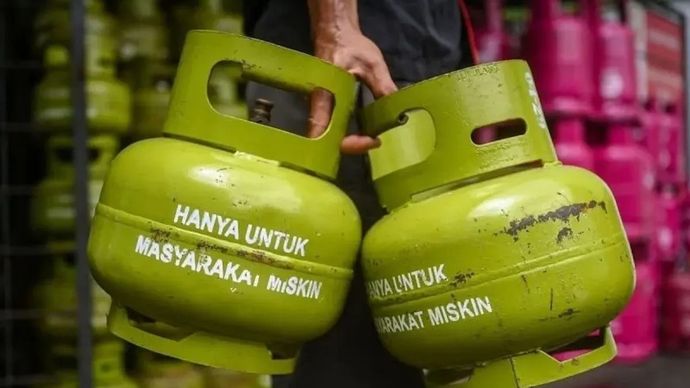 Arsip foto - Pekerja melakukan bongkar muat gas elpiji 3 kg bersubsidi di Jakarta, Jumat, 26 April 2024. ANTARA FOTO/Erlangga Bregas Prakoso/tom.