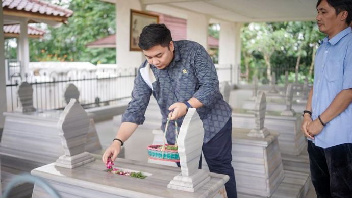 Menjelang bulan Ramadan, Anggota Komisi VI DPR RI, Kawendra Lukistian, melakukan ziarah ke makam kakek Presiden Prabowo Subianto, yakni Margono Djojohadikusumo pada Senin (16/2/26). (Istimewa)
