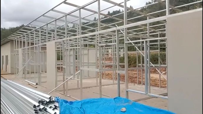 Pembangunan hunian sementara (huntara) bagi warga yang terdampak bencana di Aceh.