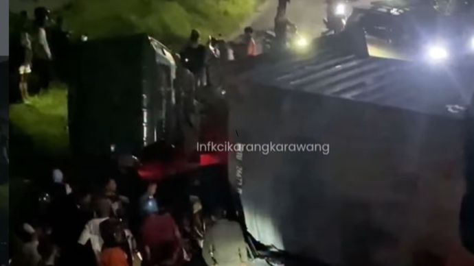 Lakalantas terjadi di dekat jalan baru Karawang tepatnya di kolong jembatan jalur Johar- CKM Karawang Timur.