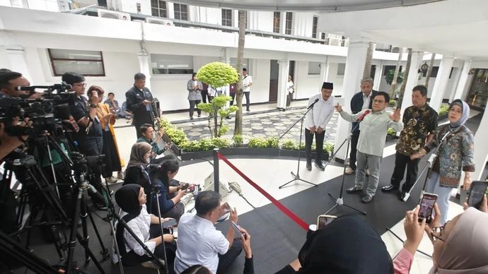 Menteri Sosial Saifullah Yusuf memberikan keterangan dalam konferensi pers usai pertemuan terbatas bersama Menteri Koordinator Bidang Pembangunan Manusia (Menko PM) Muhaimin Iskandar, Kepala BPS Amalia Adininggar, Direktur Utama BPJS Kesehatan Ali Gufron Mukti, dan Wakil Menteri Sosial Agus Jabo Priyono di Kantor Kemenko PM, Jakarta, Senin, 16 Februari 2026.  ANTARA/M Riezko Bima Elko Prasetyo