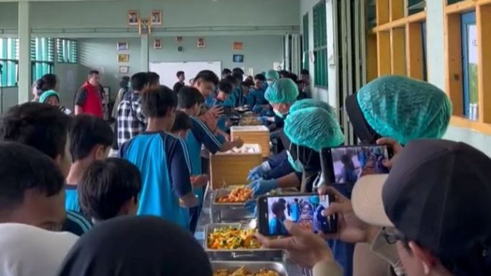 Satuan Pelayanan Pemenuhan Gizi (SPPG) Gunungpuyuh Karamat, Kota Sukabumi, Jawa Barat menyajikan menu Makan Bergizi Gratis (MBG) dengan cara prasmanan.