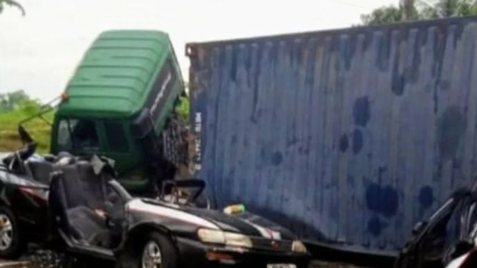 Kecelakaan lalu lintas melibatkan truk kontainer dengan mobil sedan di Karawang. (ANTARA/Ali Khumaini)