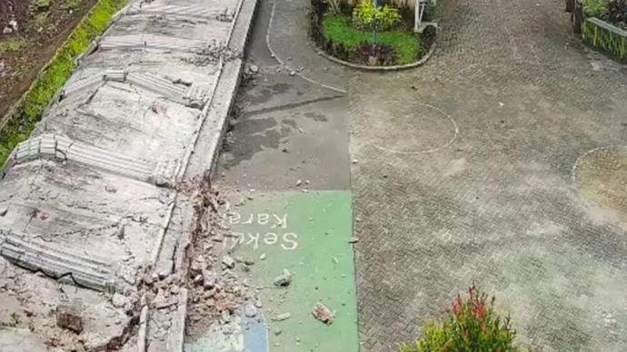 Tangkapan layar tembok SMPN 182 Kalibata, Pancoran, Jakarta Selatan yang roboh, Jakarta, Minggu, 15 Februari 2026. ANTARA/Instagram-jakartaselatan24jam.