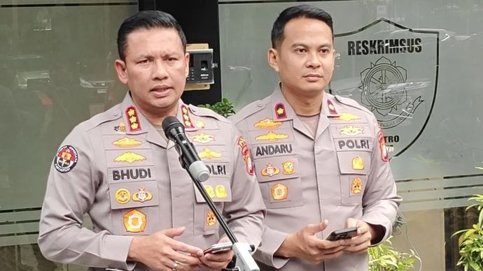 Kabid Humas Polda Metro Jaya Kombes Pol Budi Hermanto didampingi Kasubbid Penmas Polda Metro Jaya Kompol Andaru Rahutomo memberikan keterangan kepada awak media di Jakarta, Rabu, 11 Februari 2026. ANTARA/Ilham Kausar.