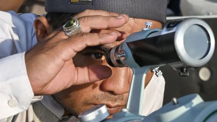 Petugas rukyat meneropong posisi hilal guna menentukan 1 Ramadhan di Pos Observasi Taman Wisata Pantai Loang Baloq, Mataram, NTB.