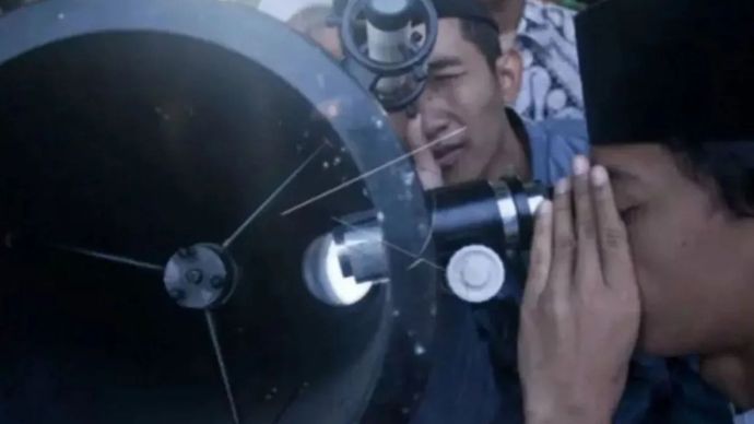 Sejumlah perukyat mengamati hilal menggunakan teleskop di bukit Syekh Bela Belu, Kabupaten Bantul, Daerah Istimewa Yogyakarta (DIY).