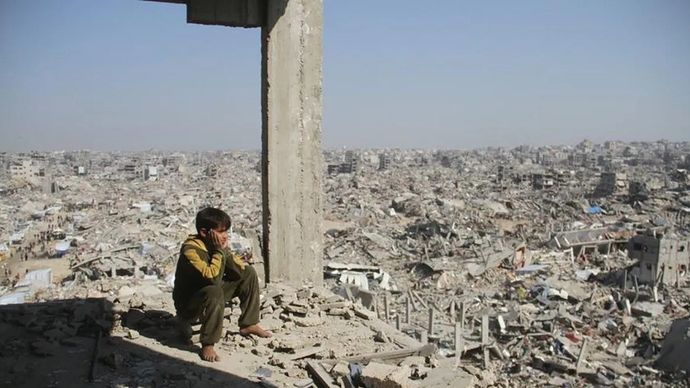 Arsip foto - Seorang anak duduk termenung diantara puing-puing bangunan yang hancur di kamp pengungsi Jabalia di Jalur Gaza utara, Palestina, 29 Januari 2025. (ANTARA/Xinhua/Abdul Rahman Salama/aa.)