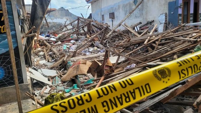 Polisi pasang garis polisi di lokasi kejadian ledakan petasan di Dusun Mimbo Desa Sumberanyar, Kecamatan Banyuputih, Situbondo, Jawa Timur. Rabu, 18 Februari 2026. ANTARA/Novi Husdinariyanto