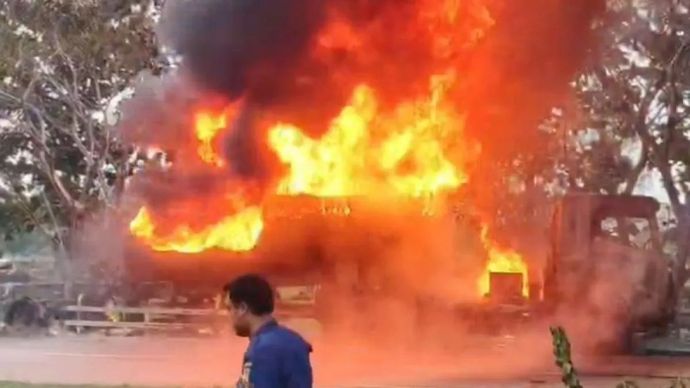 Satu unit truk tangki mengalami kebakaran di Jalan Tol Cipali arah Cirebon, Jawa Barat, Rabu, 18 Februari 2026. ANTARA/HO-Damkar Cirebon.