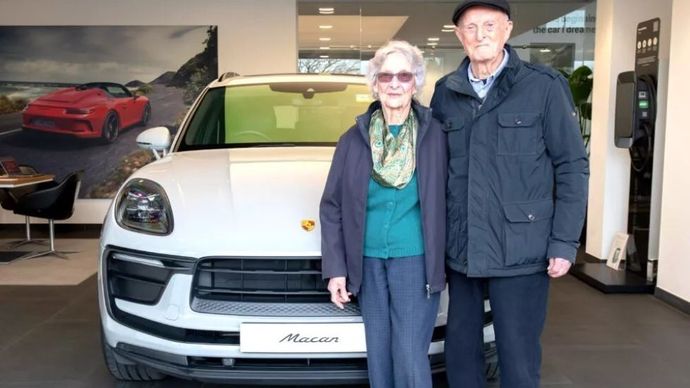 Derek Evans merayakan ulang tahun pernikahan ke-70 bersama sang istri, Audrey, dengan membeli Porsche Macan bermesin pembakaran internal (ICE). (Foto: Istimewa via Carscoops)