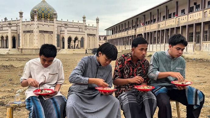Para santri serta pengurus pondok pesantren Darul Mukhlisin menyantap masakan dari sedekah 2 ekor sapi Presiden Prabowo di pondok pesantren Darul Mukhlisin, Aceh Tamiang, Aceh.