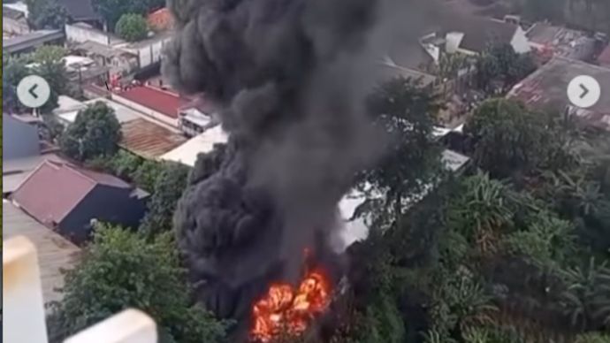 Sebuah pabrik Furniture alami musibah hari ini, kejadian kebakaran di belakang apartemen Bintaro Icon. Rabu, 18/2/2026