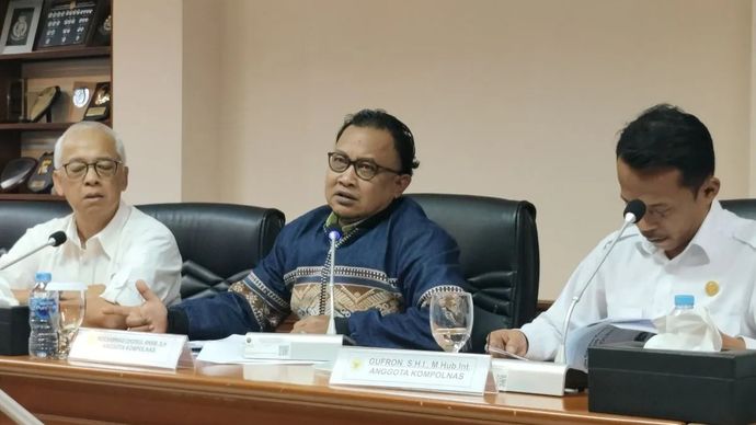 Anggota Komisi Kepolisian Nasional (Kompolnas) Mochammad Choirul Anam (tengah) berbicara dalam konferensi pers di Gedung Kompolnas, Jakarta Selatan, Senin, 5 Februari 2026. (ANTARA/Nadia Putri Rahmani)