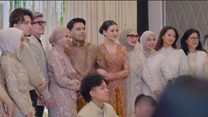 Momen tedak sinten baby Arash