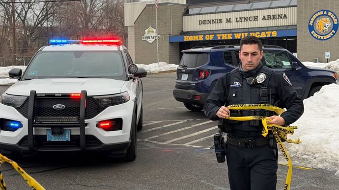 Polisi masih memasang garis pembatas di arena Dennis M. Lynch sehari setelah penembakan mematikan yang terjadi saat pertandingan hoki remaja, Selasa, 17 Februari 2026, di Pawtucket, Rhode Island.