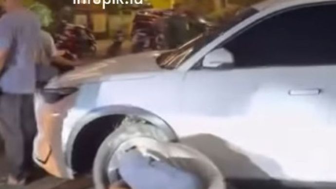 Mobil listrik yang diduga merupakan Geely EX5 mengalami patah as roda. (Foto: Tangkapan layar Instagram @infokpik.id)