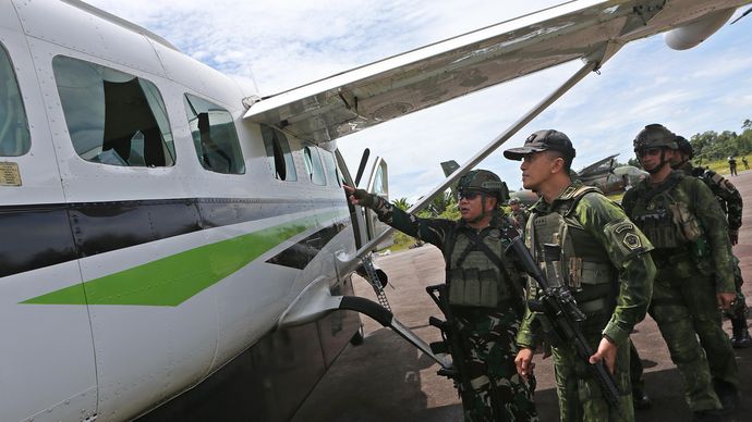 Pangkogabwilhan III Letjen TNI Bambang Trisnohadi melakukan pengecekan pesawat yang diserang KKB atau TPNPB-OPM. 