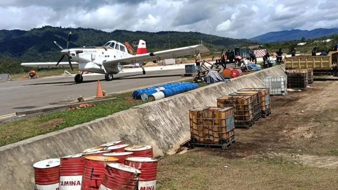 Pesawat pengangkut bahan bakar minyak (BBM) di Bandar Udara Yuvai Semaring, Krayan, Kabupaten Nunukan, Kalimantan Utara..