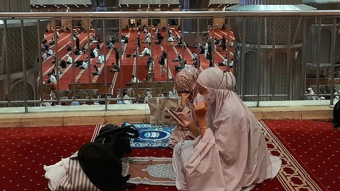 Jamaah sedang bersiap menjalankan shalat tarawih hari pertama sembari membaca ayat suci Al-Quran di Masjid Istiqlal, Jakarta Pusat, Rabu, 18 Februari 2026. ANTARA/Lintang Budiyanti Prameswari.