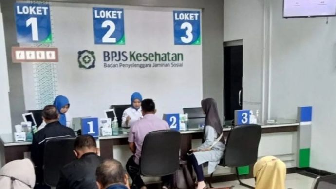 Ilustrasi - Petugas BPJS Kesehatan memberikan layanan kepada masyarakat yang mengakses Program JKN di kantor BPJS Kesehatan Madiun, Jatim. (ANTARA/Louis Rika)