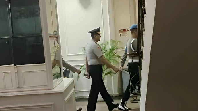 Kapolres Bima Kota nonaktif AKBP Didik Putra Kuncoro (tengah) berjalan memasuki ruang sidang etik di Gedung Transnational Crime Center (TNCC) Mabes Polri di Jakarta, Kamis, 19 Februari 2026. (ANTARA/Nadia Putri Rahmani)
