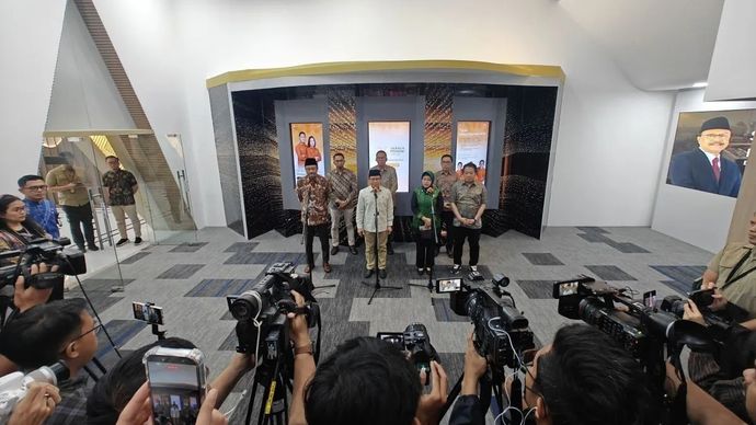 Menteri Sosial Saifullah Yusuf dan Menteri Koordinator Bidang Pemberdayaan Manusia (Menko PM) Muhaimin Iskandar memberikan keterangan dalam konferensi pers usai pertemuan terbatas bersama Kepala BPS Amalia Adininggar di Kantor BPS Pusat Jakarta, Kamis, 19 Februari 2026. ANTARA/M Riezko Bima Elko Prasetyo