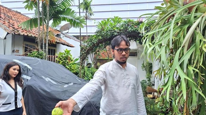 Salah satu warga, Idham mengeluhkan adanya kebisingan lapangan padel hingga bola masuk ke dalam rumahnya di kawasan Haji Nawi Raya, Cilandak, Jakarta, Kamis, 19 Februari 2026. ANTARA/Luthfia Miranda Putri.
