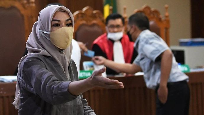 Arsip foto - Mantan Bupati Kutai Kartanegara Rita Widyasari bersiap memberikan kesaksian dalam sidang kasus dugaan suap terkait pengurusan atau penanganan sejumlah kasus di KPK dengna terdakwa Stepanus Robin Pattuju di Pengadilan Tipikor, Jakarta, Senin, 18 Oktober 2021. ANTARA FOTO/Sigid Kurniawan/rwa/aa.