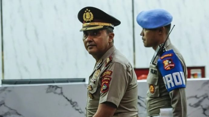 Mantan Kapolres Bima Kota AKBP Didik Putra Kuncoro (kiri) berjalan keluar dari ruang sidang usai mengikuti Sidang Komisi Kode Etik Polri (KKEP) terkait kasus pemilikan narkoba di Gedung Transnational Crime Center (TNCC) Mabes Polri, Jakarta, Kamis, 1