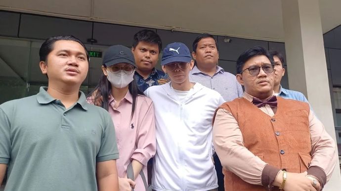 Korban penganiayaan di Kapuk, Cengkareng, Jakarta Barat, Darwin (32) bersama istrinya, Angel (tengah), memenuhi panggilan polisi di Polres Metro Jakarta Barat, Rabu, 11 Februari 2026, karena dilaporkan balik oleh terduga pelaku. ANTARA/HO-Dokumentasi Pribadi